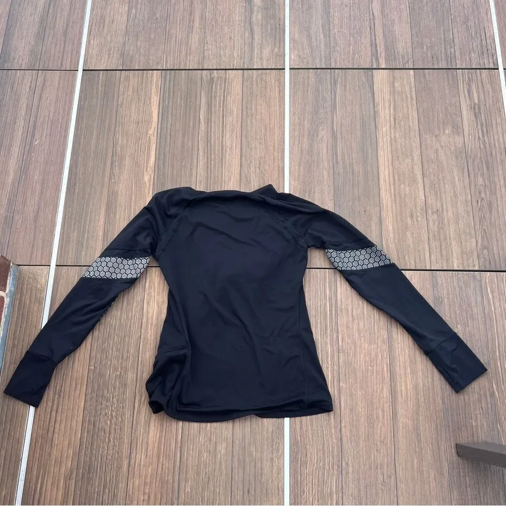 GAP Black Long Sleeve Women's Athletic Top with Patterned Sleeves | Size: Medium